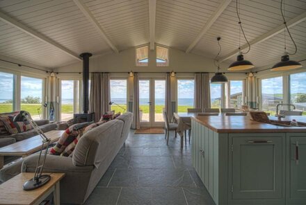 Beautiful holiday home, just a walk away from Talland beach...