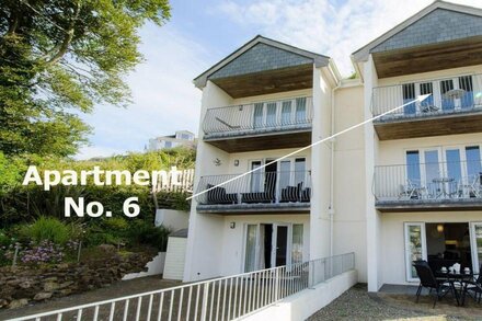 Modern apartment with stunning views over Looe harbour.