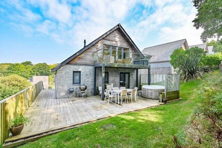 Beautiful holiday home with hot tub, just a walk away from Talland beach...