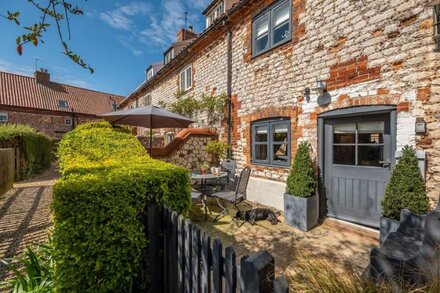 Luxurious and stylish Grade II listed 300 year old flint cottage