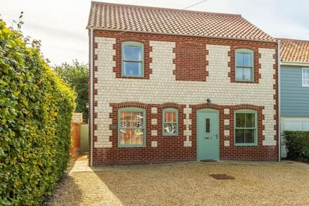 A lovely semi-detached modern cottage that's beautifully presented.