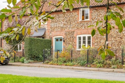 This romantic and cosy luxury cottage is the perfect for two lovebirds.