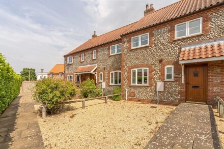 Curlew Cottage is a wonderful modern 'dog-friendly' cottage in Docking