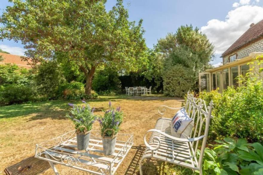 This wonderful retreat sleeps six and comes with a fabulous garden.