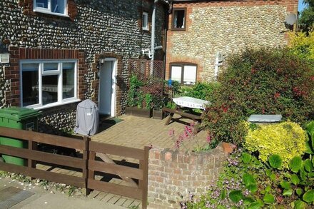 Pretty traditional brick and flint dog friendly country cottage 2 miles Blakeney