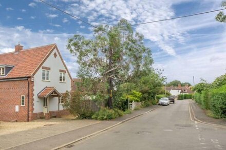 Attractive house located in a quiet road just a few minutes walk from the beach.