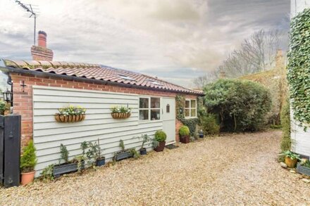 Lovely cute-as-a-button single-storey beamed barn conversion for two