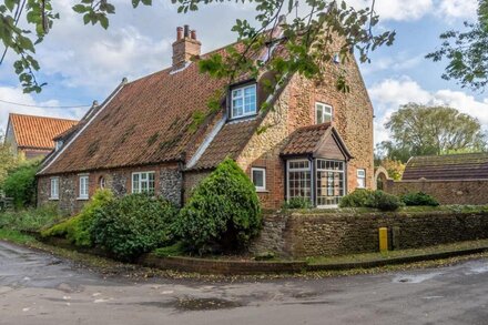 A traditional cottage just a few minutes' walk from the beach at Holme.