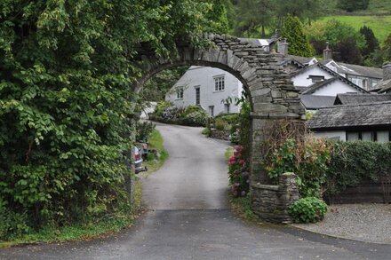 GRASMERE, Hollens Farm Cottage sleeps 4, close to village, parking and WiFi inc.