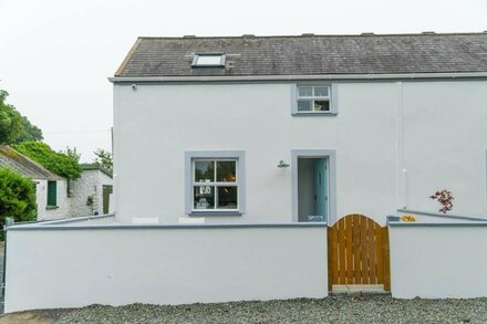 Hideaway Farm cottage in walking distance of Coast Path & Manorbier Village.