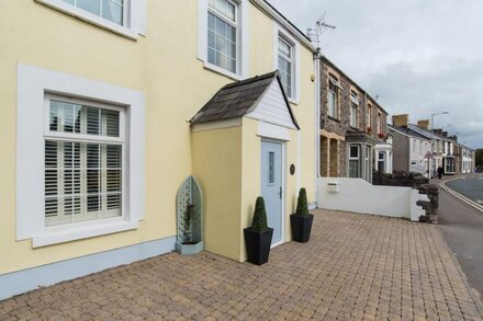 Spacious Seaside Family Cottage with Entertainment Centre