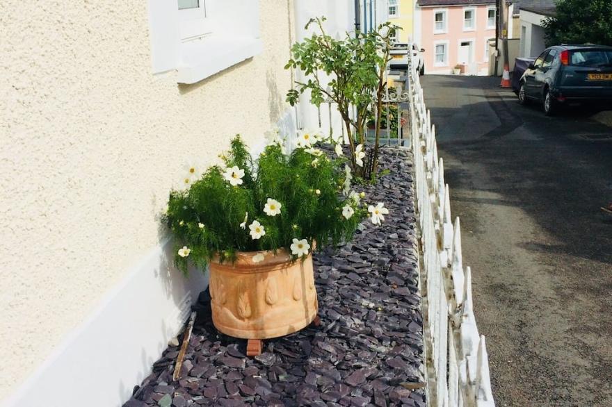 Refurbished traditional cottage dog friendly sea views 2 minutes to the beach