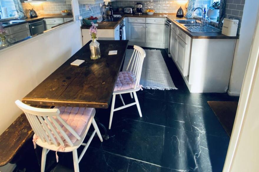 Refurbished traditional cottage dog friendly sea views 2 minutes to the beach