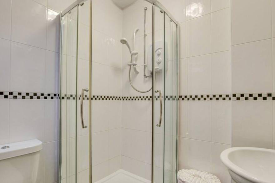 Wonderful private villa for 6 people with WIFI, TV, patio, pets allowed and parking
