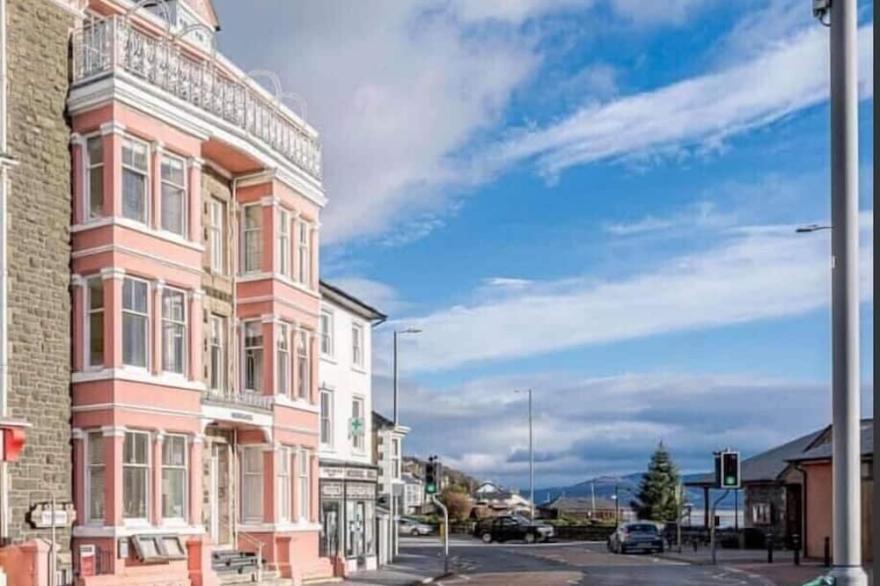Luxury Seafront Apartment In The Beautiful Village Of Aberdovey -Sleeps 8