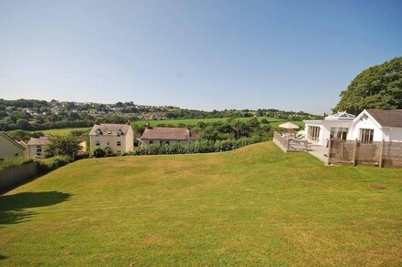 Amber Cottage - Hot Tub, Sea Views and Log Burner