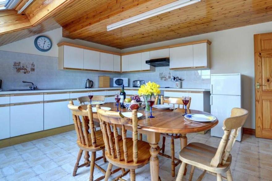 Cosy apartment for 7 people with WIFI, TV, patio, panoramic view and parking