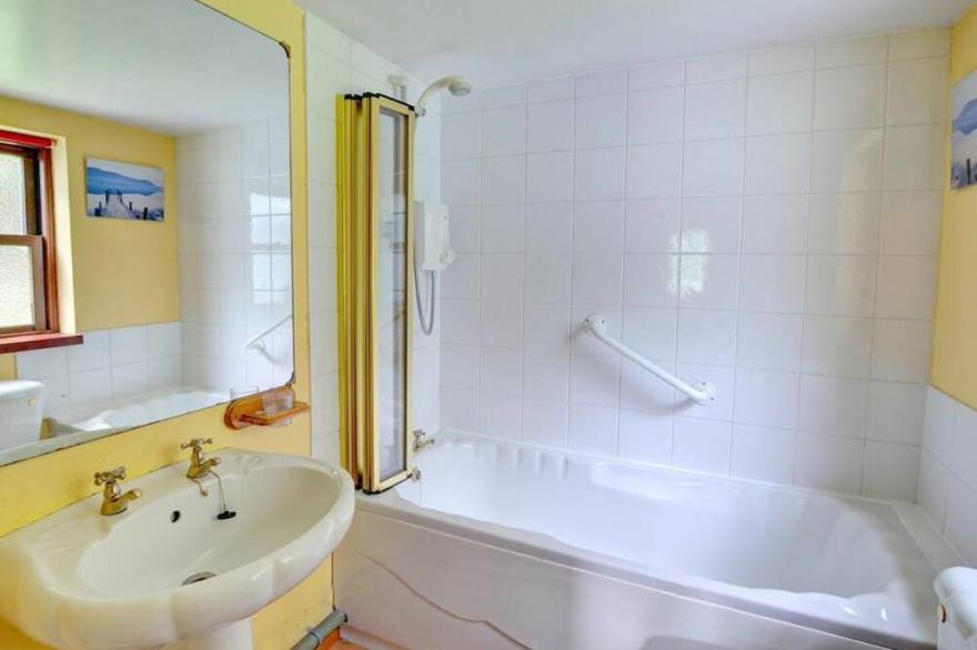 Stunning private villa for 6 guests with WIFI, TV, patio and parking