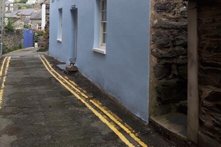 Family friendly 1711 stone built cottage in town centre