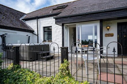 Thomas Carlyle Cottage sleeps 4 in 2 bedrooms with own hot tub