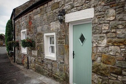 Stylish cottage in central Scotland with wood fired hot tub.