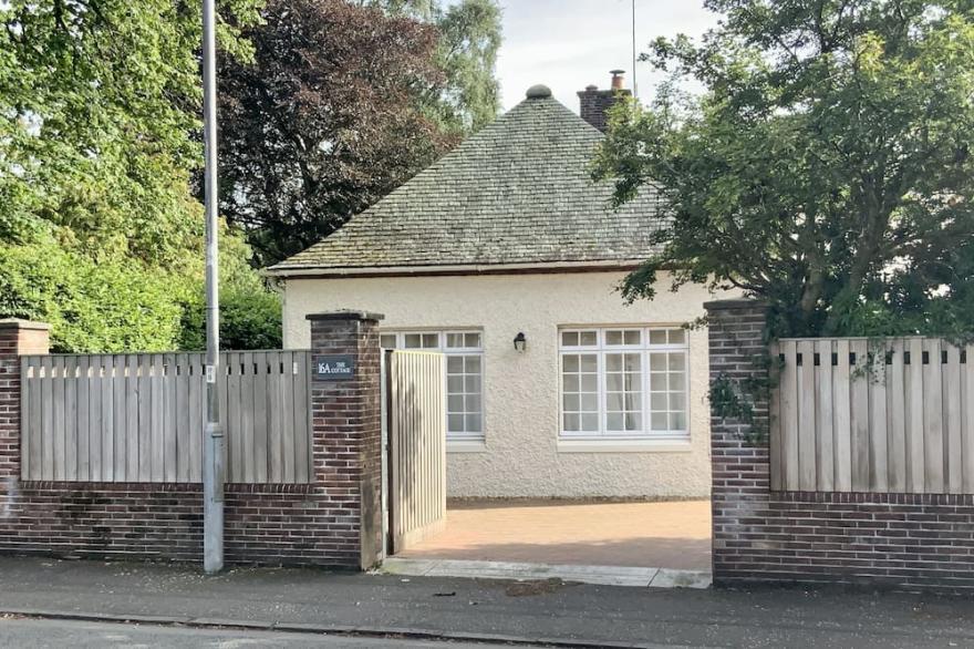 Luxury detached one bedroom cottage in Ayr