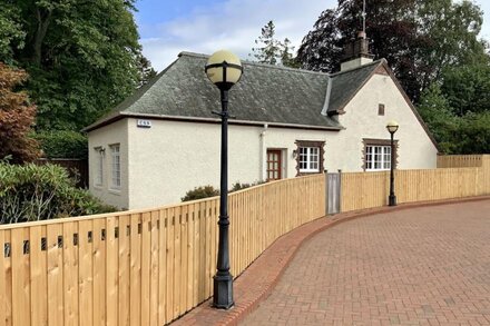 Luxury detached one bedroom cottage in Ayr