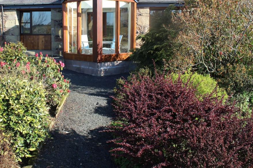 Mungo S Well Cottage.  Log Burner. Conservatory  On 1 Level.  3 Miles From Kelso