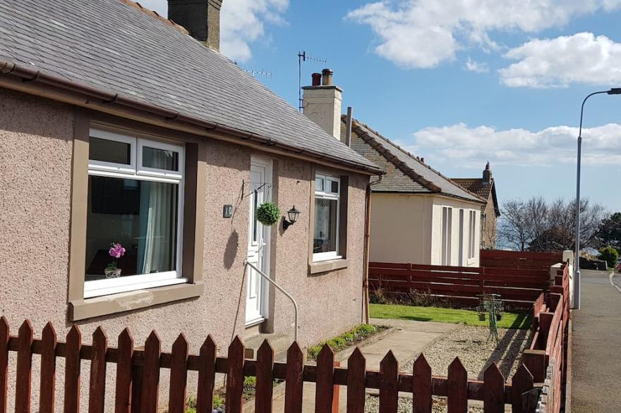 Charming refurbished cottage with sea view and lovely garden