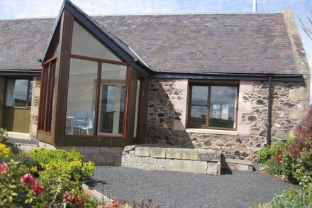 Thairn cottage ideal for 2, rural, 3 miles from Kelso. Wood stove All on 1 level