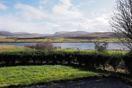 Cottage With Fantastic Loch And Mountain Views