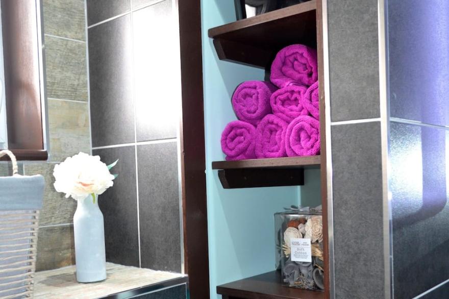 3 Bedroom Apt- 5 beds + sofa bed - Free Wi-Fi, Parking & Netflix - UP TO 7 Sleep