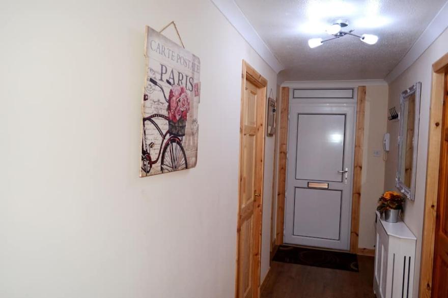 3 Bedroom Apt- 5 beds + sofa bed - Free Wi-Fi, Parking & Netflix - UP TO 7 Sleep