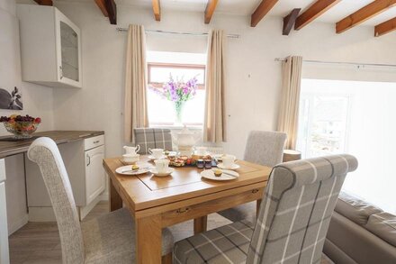 Drumlanrig Cottage - Sleeps 4 in 2 bedrooms with own hot tub