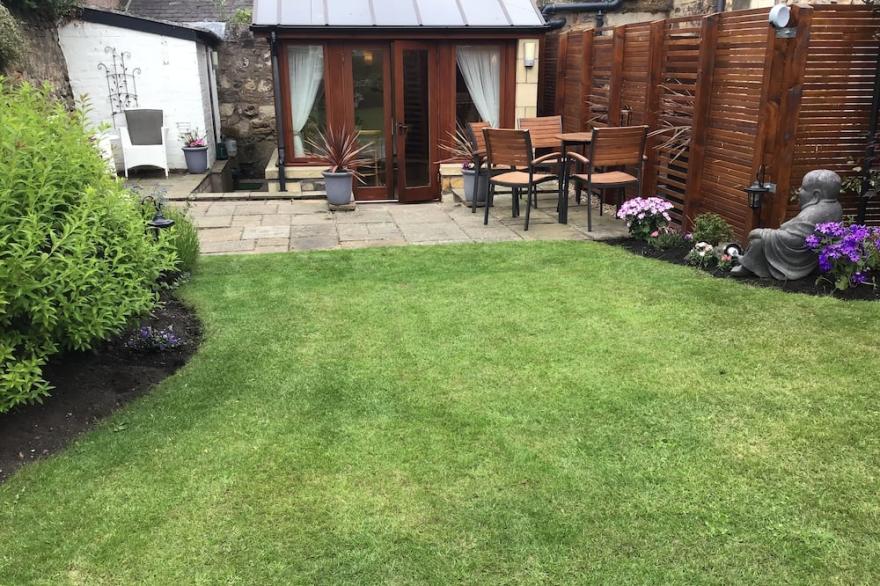 Historic Listed COTTAGE WithCONSERVATORY & GARDEN Centre Of St Andrews Sleeps 6<br>