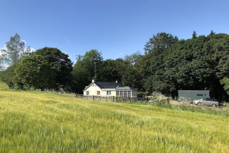 Lark Cottage: 3 Bedrooms, 3 Bathrooms, Tranquil Rural Setting, 20 Mins From City