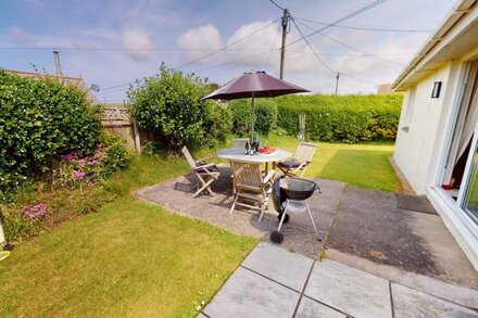 CROYDE PEACH COTTAGE | 3 Bedrooms | Sleeps 6 | Pets  | 5 Minute walk to beach