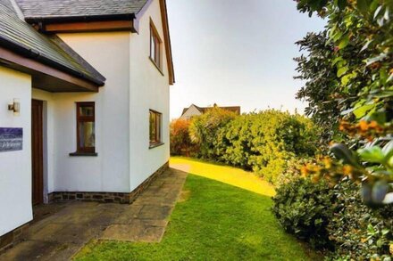 CROYDE WAVES | 4 Bedrooms | Croyde | Sleeps 10 | Walk to Beach