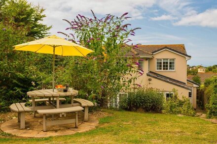 CROYDE OCEAN VILLA | 4 Bedrooms | Sleeps 9 | Large garden | Pets Welcome