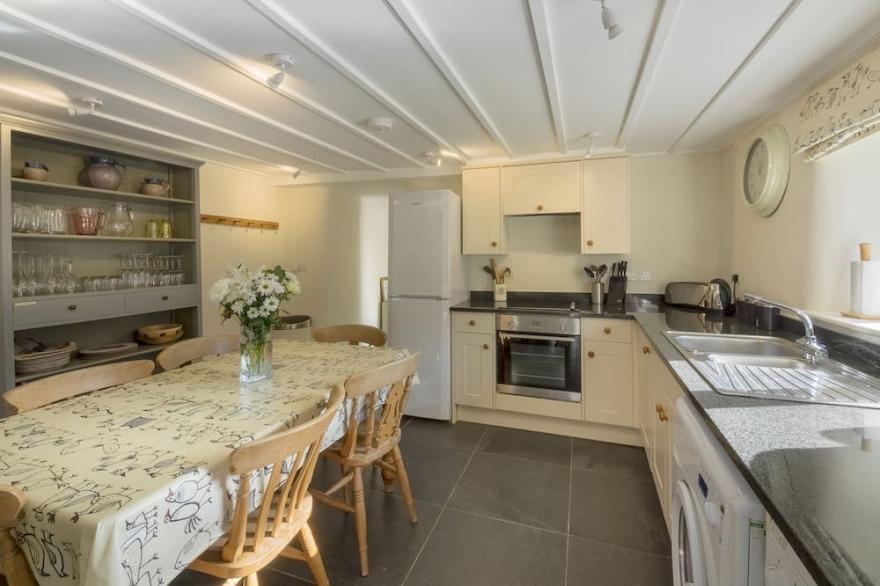In an exceptional position right on the beach is this spacious and comfortable cottage - a perfect g