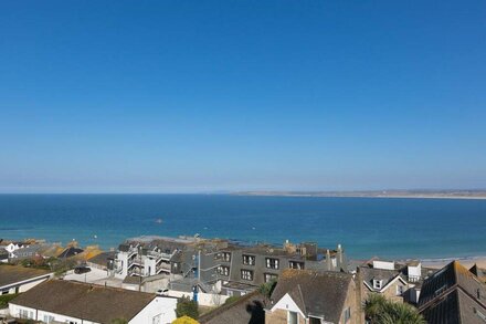 Trevail Penthouse - Fabulous Views - Sleeps 4 with Parking