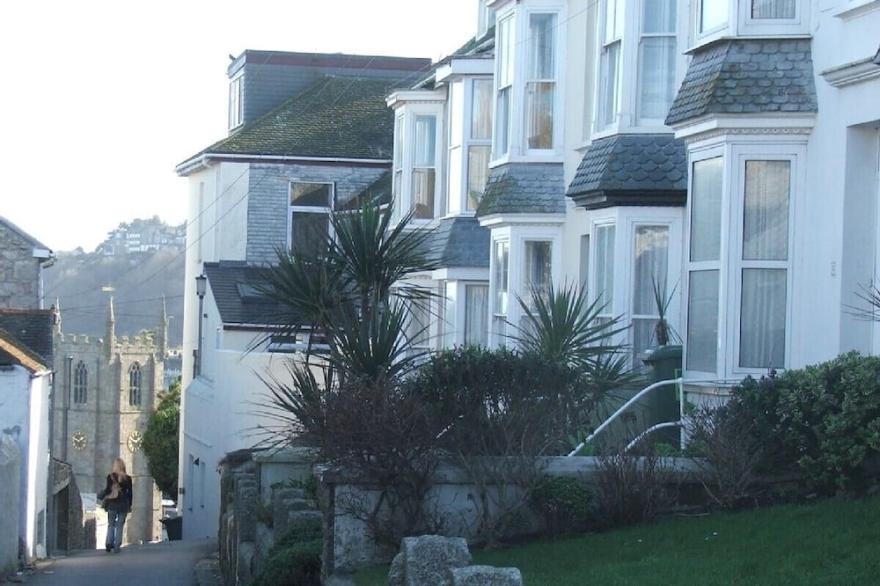 Lovely Roomy House * 4 Bedrooms * Sea Views * Near Beaches* Courtyard* Parking