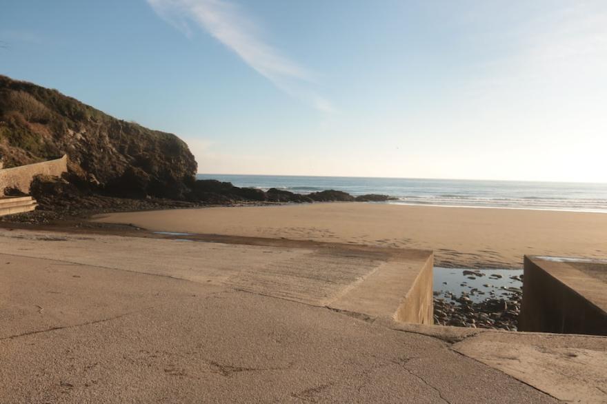 Wonderful reverse level conversion located on the sea front in picturesque rural hamlet on the South