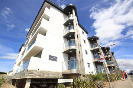 Zenith 16 is a beautiful apartment overlooking Porth Beach