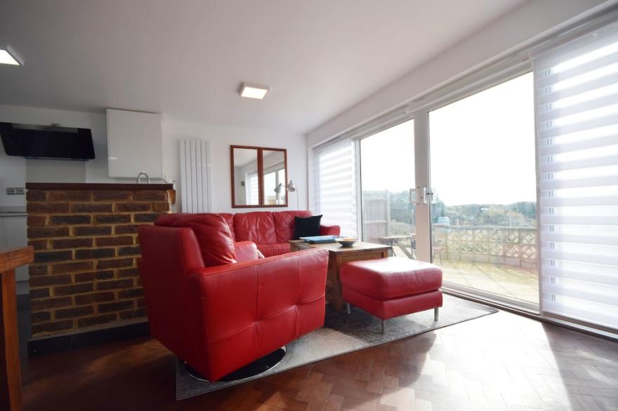 Sea Scene's ,  Hayling Island -  a flat that sleeps 4 guests  in 2 bedrooms