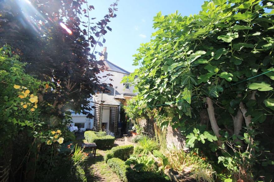 A delightful 3 bedroom period house sleeping 8 seconds from the town!