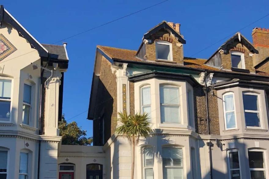 Elegant Coastal Townhouse Located In The Heart Of  The 'Victoria-Town' Area Of Deal Sleeping 10