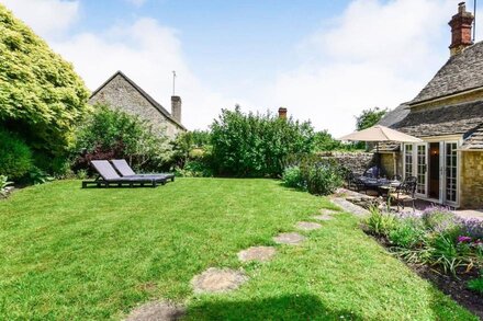 Cotswold Cottage - sleeps 6 guests  in 3 bedrooms