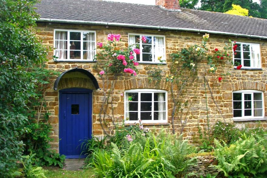 Charming Old World Cottage On Fringe Of Cotswolds