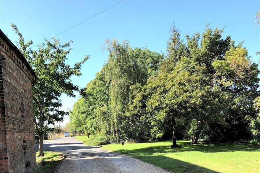 West Barn Cottage - sleeps 3 guests  in 2 bedrooms